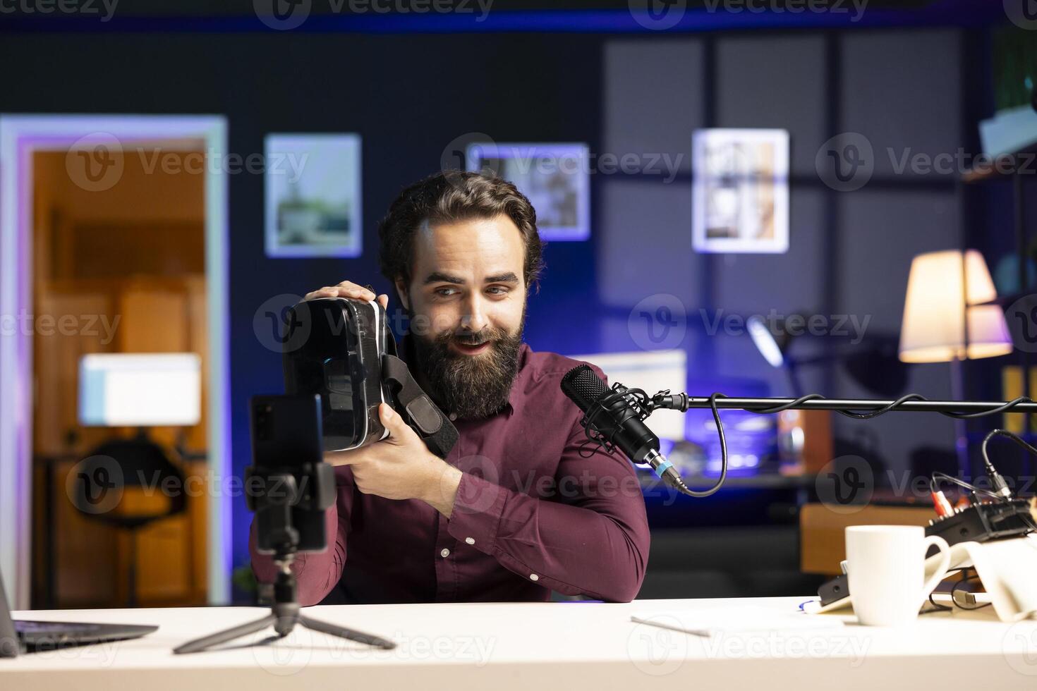 homem apresentando vr óculos para público, filmando vídeo com celular em tripé estabilizador. conteúdo O Criador avaliando virtual realidade fone de ouvido produtos, gravação com profissional microfone foto