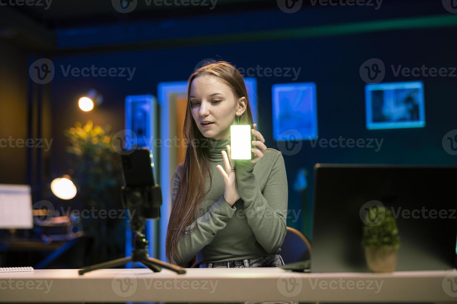 Adolescência menina usando Smartphone Câmera em telefone suporte para filme conteúdo sobre melhor vídeo Produção Ferramentas em a mercado. jovem conectados Estrela gravação mini conduziu luzes Reveja com Móvel telefone foto