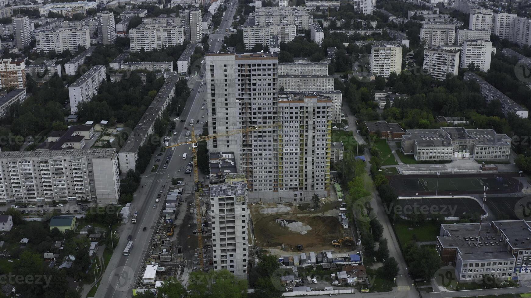 topo Visão do construção do de vários andares construção dentro cidade. estoque imagens de vídeo. construção do de vários andares construção dentro cidade Centro em verão dia. panorama do moderno cidade com construção do arranha-céus foto