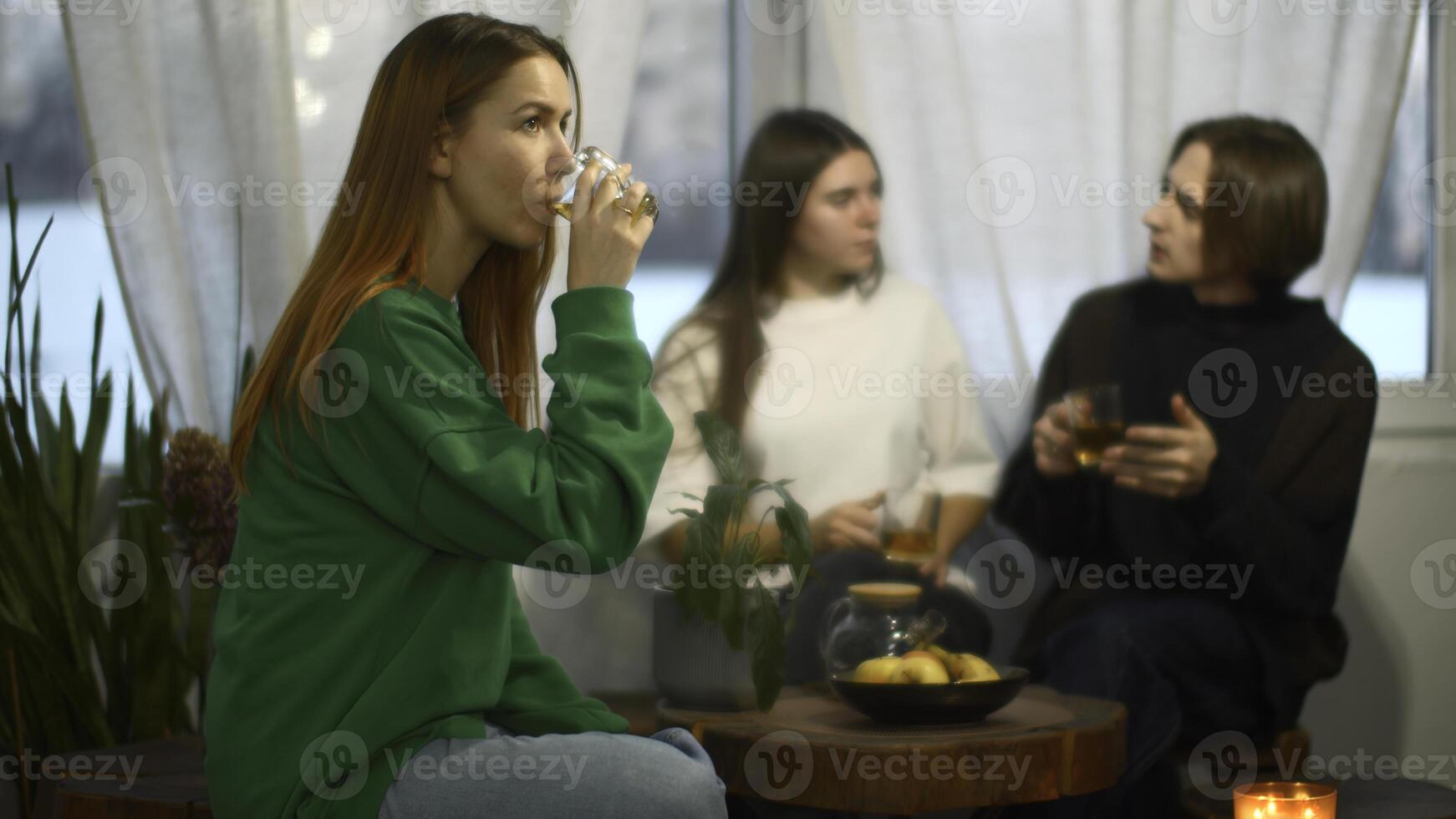 alunos conversa e relaxar dentro acolhedor cafeteria. meios de comunicação. lindo jovem mulher é bebendo chá em fundo do falando casal. alunos relaxar e beber chá dentro Faculdade cafeteria foto