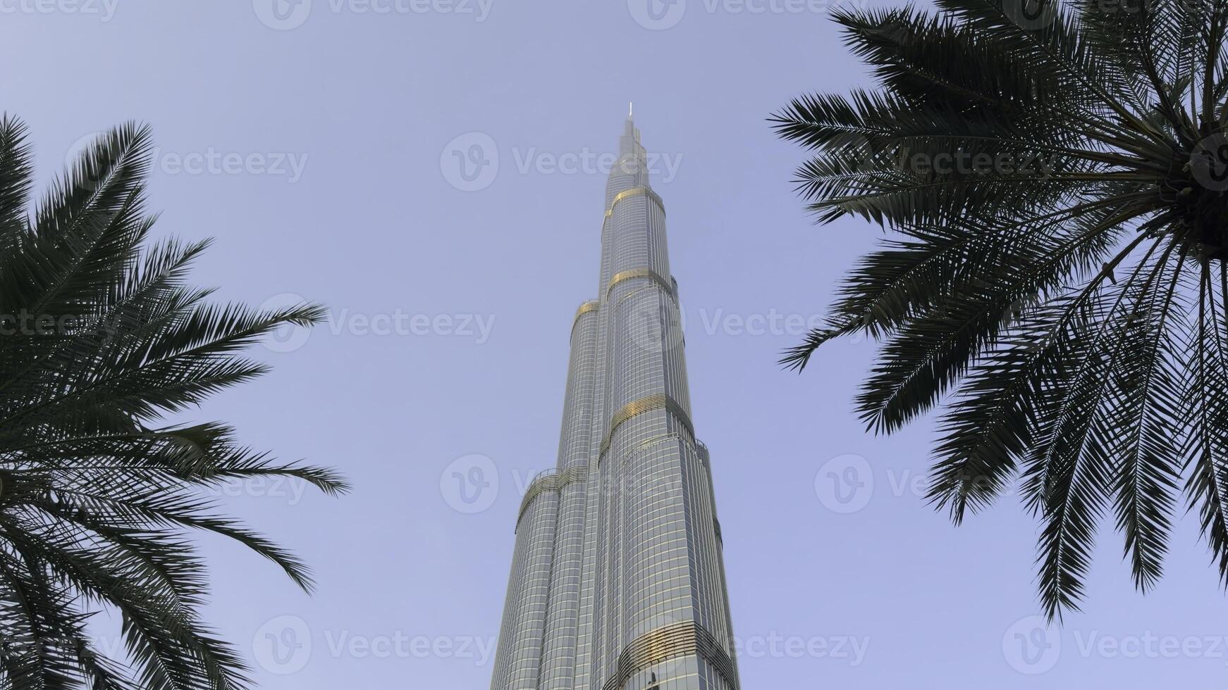 baixo ângulo Visão do burj Khalifa dentro dubai, uae. Ação. a mais alto construção dentro a mundo e famoso turista atração, cidade em uma verão dia. foto