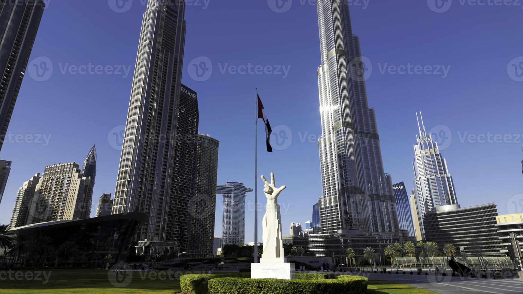 monumento com mão gesto designando ganhar, vitória, amar. Ação. dubai, uae, arquitetura e acenando bandeira. foto