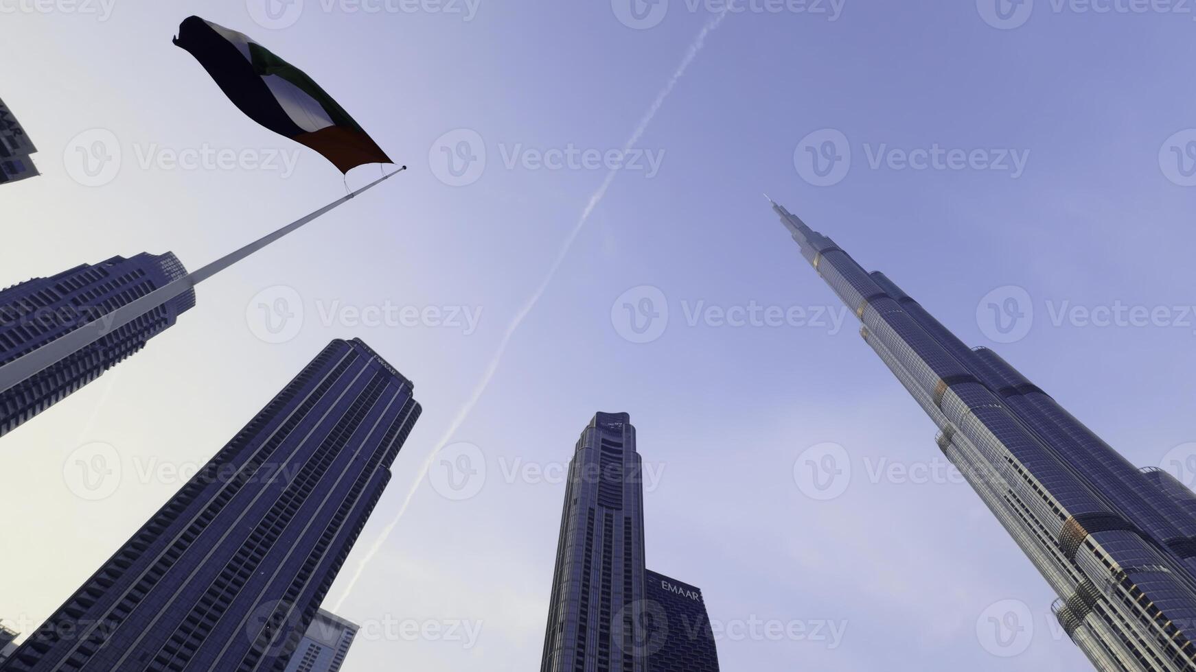 burj Khalifa às dubai Shopping dentro uae, famoso marco. Ação. baixo ângulo Visão do uma arranha-céu e Palma árvores foto