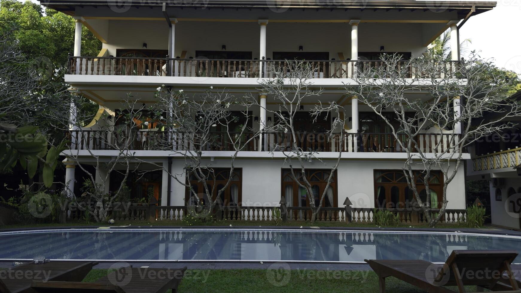 luxo chalé com exuberante verde arbustos e natação piscina. Ação. conceito do verão período de férias. foto