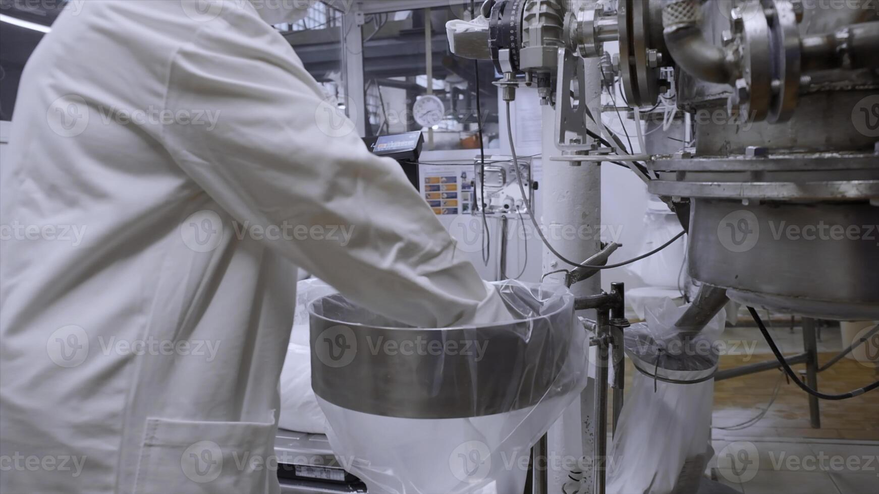 industrial fundo às a Comida fábrica. grampo. trabalhador dentro uniforme e mascarar e a profissional equipamento. foto