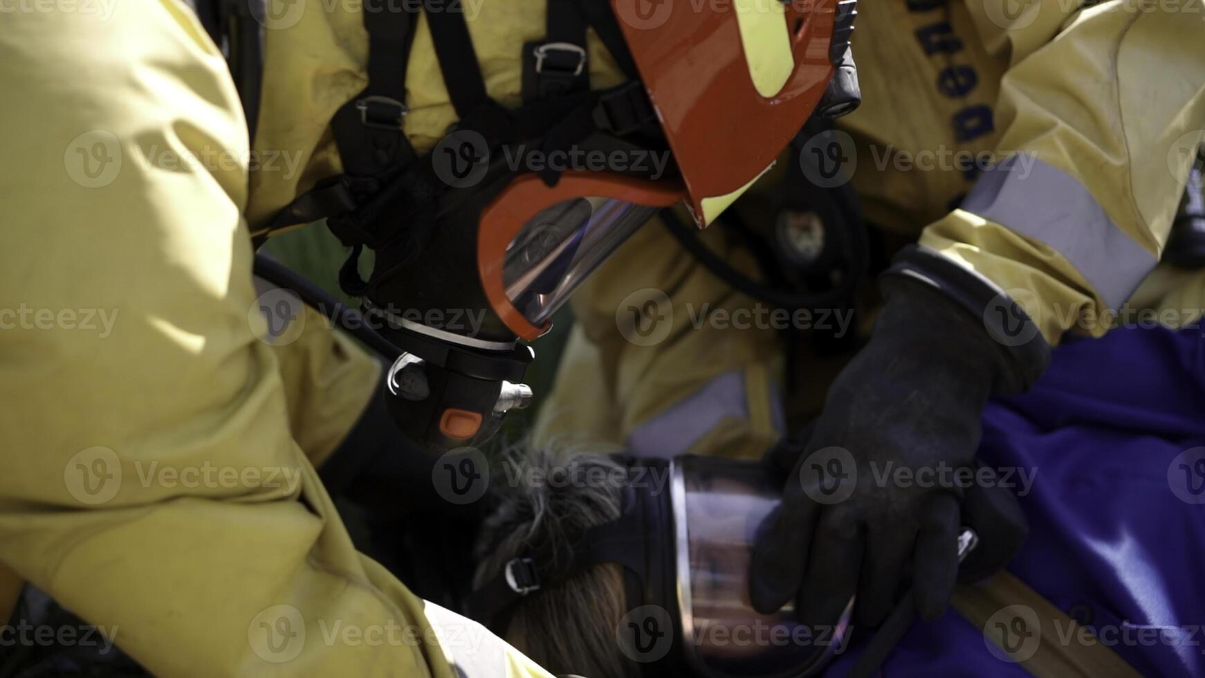 bombeiros dando oxigênio para mulher vítima do fogo. grampo. fechar acima do primeiro ajuda depois de desastre. foto