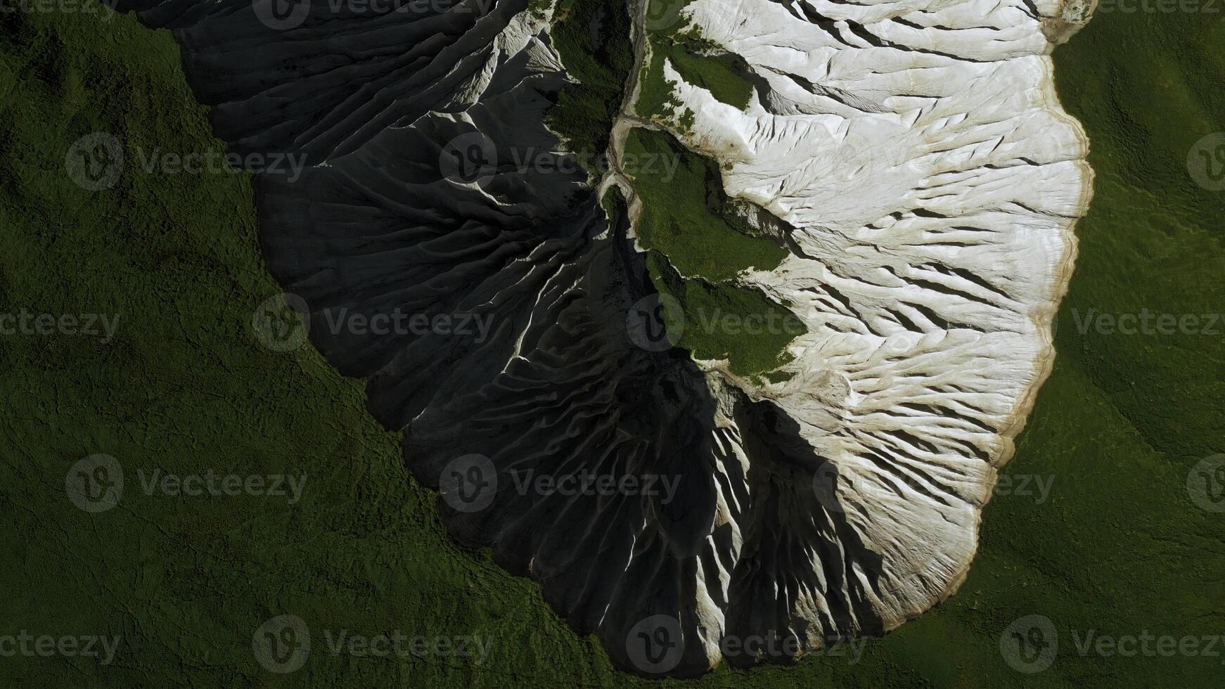 topo Visão do pitoresco montanha pico. grampo. congeladas pedra formações e verde grama. foto