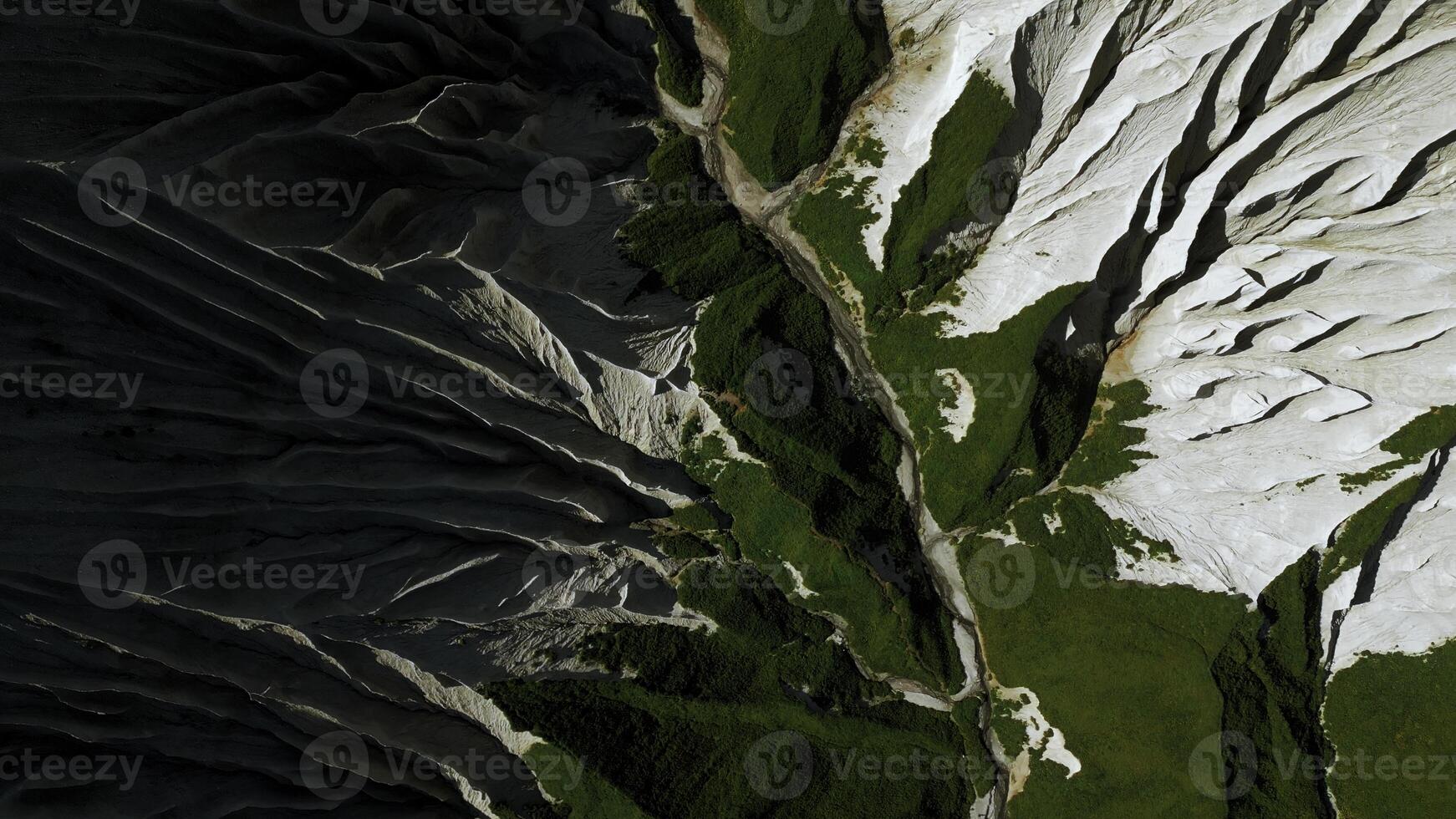 aéreo topo baixa Visão do uma montanha topo. grampo. verde verão Relva e branco pedregoso encostas. foto