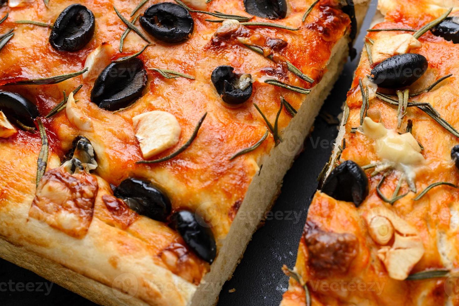 focaccia vegetariana tradicional italiana de pão caseiro com azeitonas, alecrim e alho foto