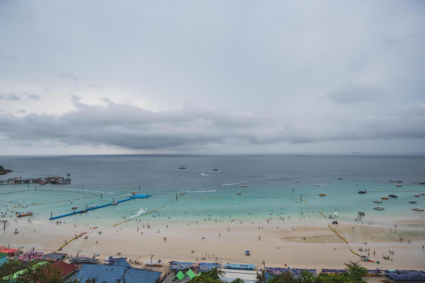 panorama Visão do tawean de praia com lotado do turista em a de praia dentro nublado dia.tawaen de praia é a a Principal de praia em a popular koh Larn ilha. foto
