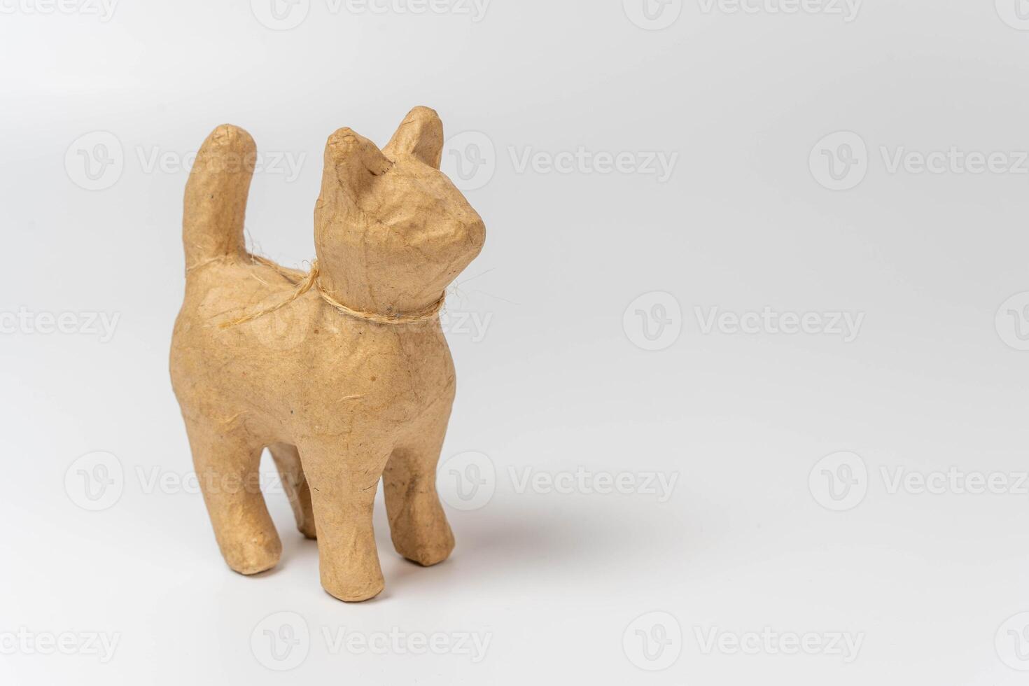 realista papel Mache gato escultura em branco fundo com cópia de espaço foto