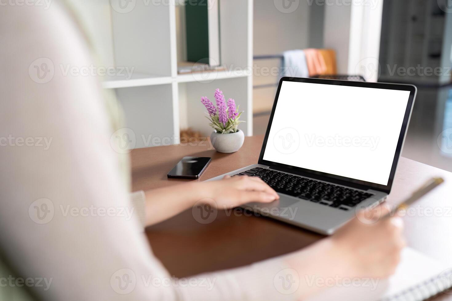 jovem mulher usando computador portátil computador às lar. o negócio mulher trabalhando dentro lar. freelance, local na rede Internet, tecnologia e conectados compras conceito foto