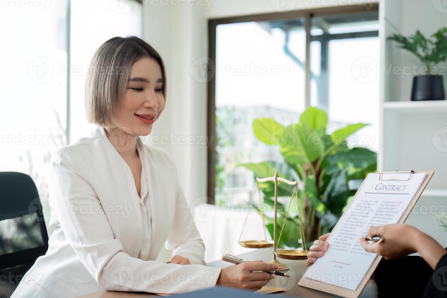 companhia contratado a advogado escritório Como uma legal orientador e esboço, projeto a contrato tão este a cliente poderia sinais a certo contrato. contrato do venda estava em a mesa dentro a advogado escritório foto