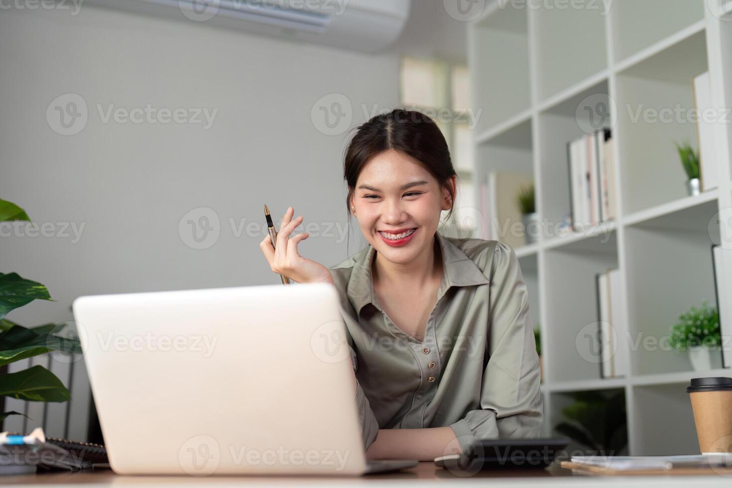 ásia o negócio mulher usando computador portátil para análise gráfico financeiro despesas relatório e planejamento para futuro dentro escritório escrivaninha foto