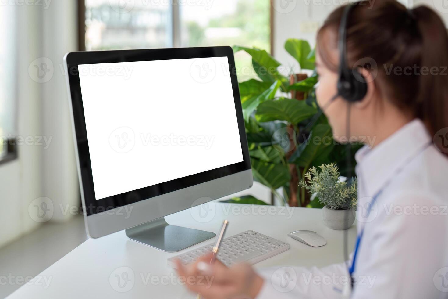 empresária cliente Apoio, suporte serviço trabalhando com fone de ouvido e computador com branco brincar em branco tela às ligar Centro foto