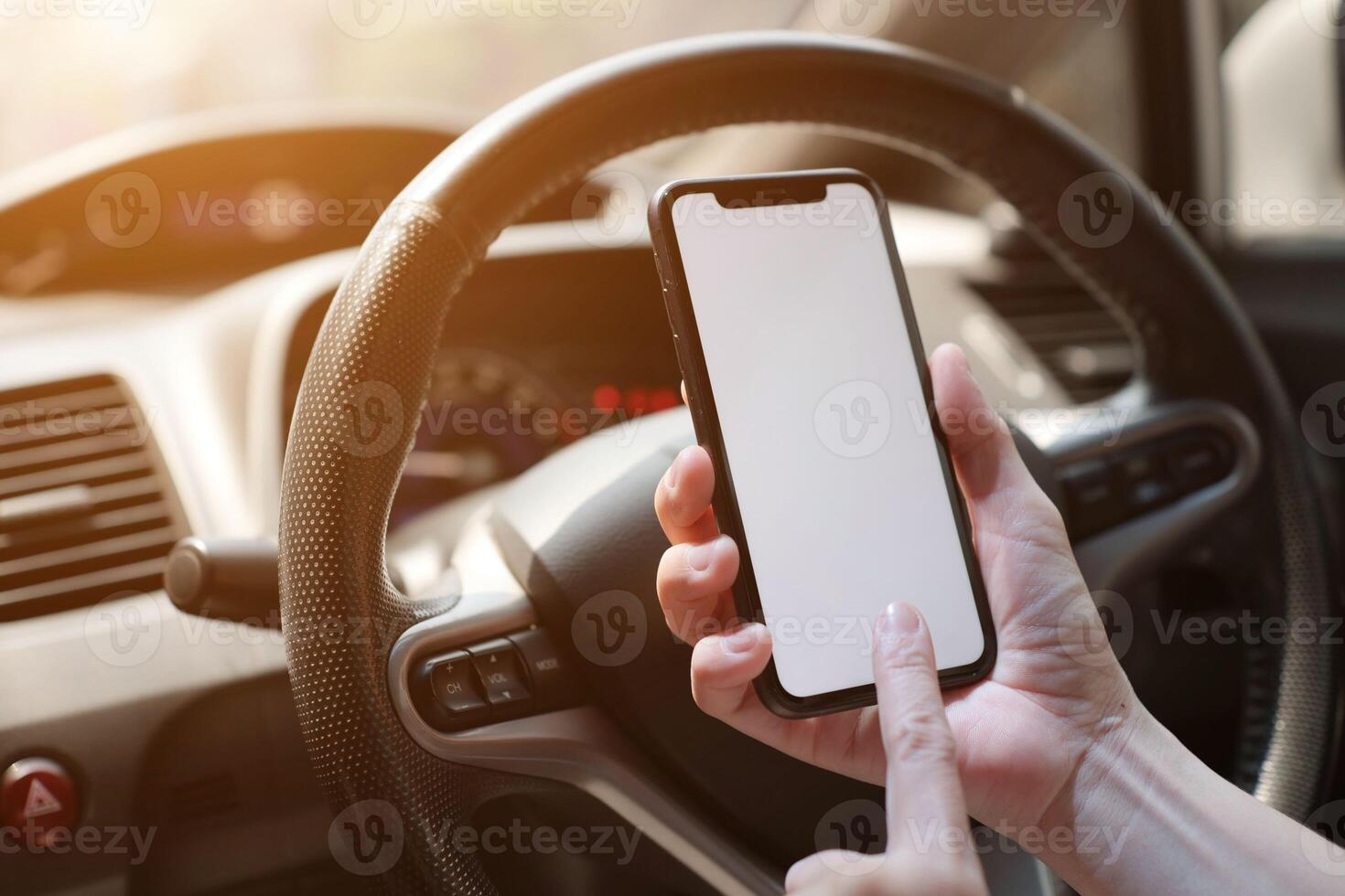 telefone dentro carro, mão usando Smartphone em carro foto