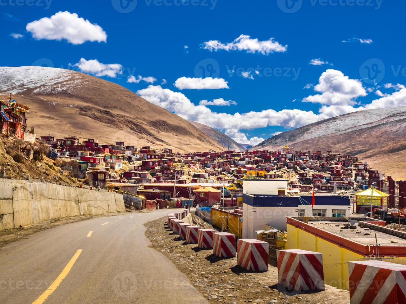 barracos para budista monges e freiras às tibetano Yarchen gar mosteiro dentro sichuan, China foto