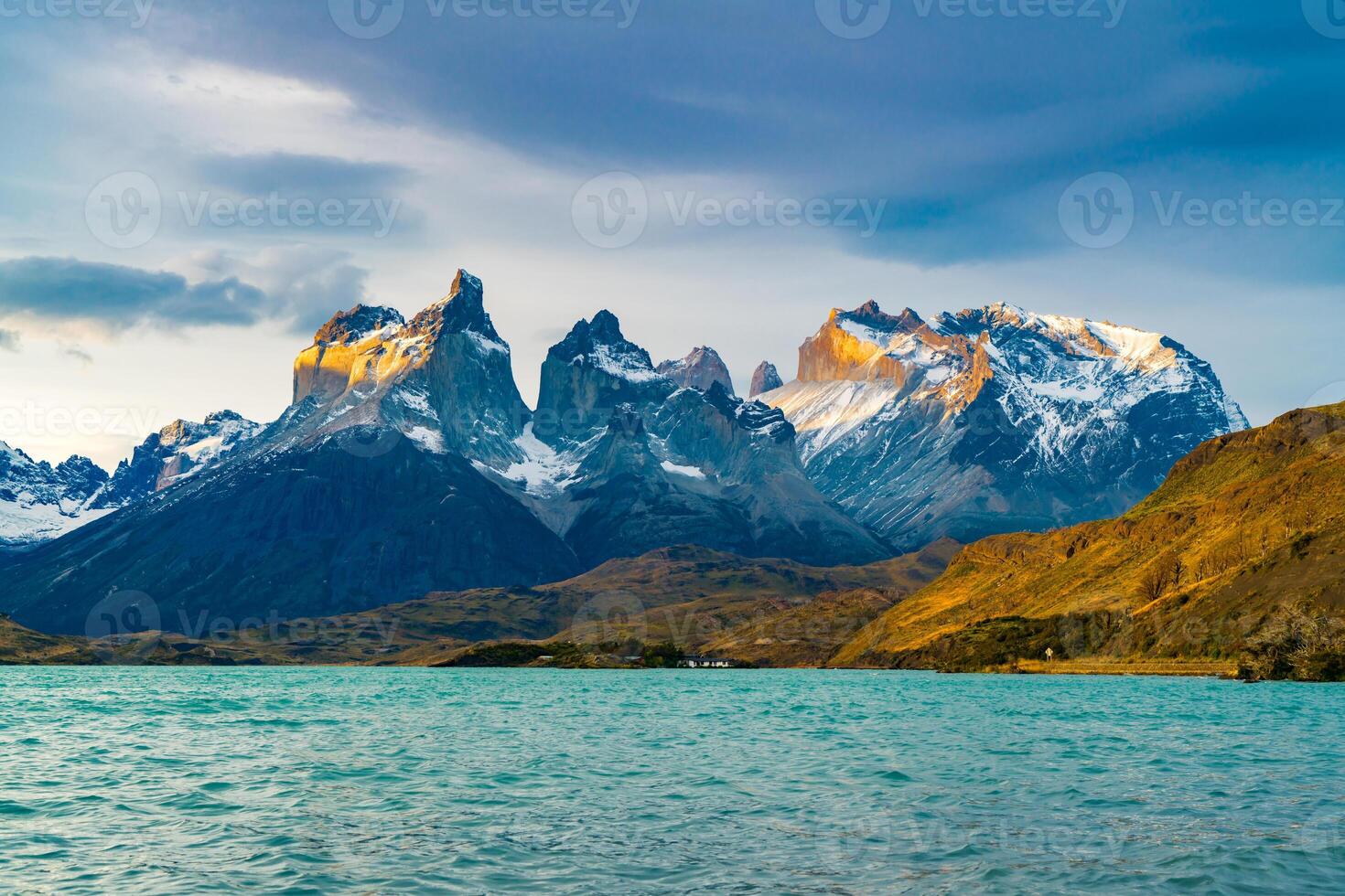 Visão do lindo cuernos del paine montanhas e lago Pehoe dentro torres del paine nacional parque dentro a noite, Chile foto