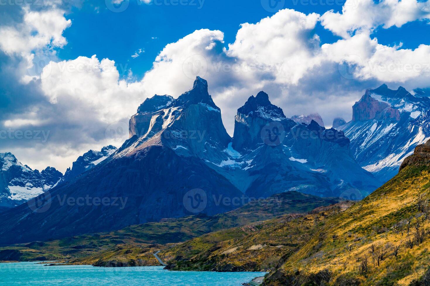 Visão do cuernos del paine montanha e lago Pehoe dentro torres del paine nacional parque dentro Chile foto