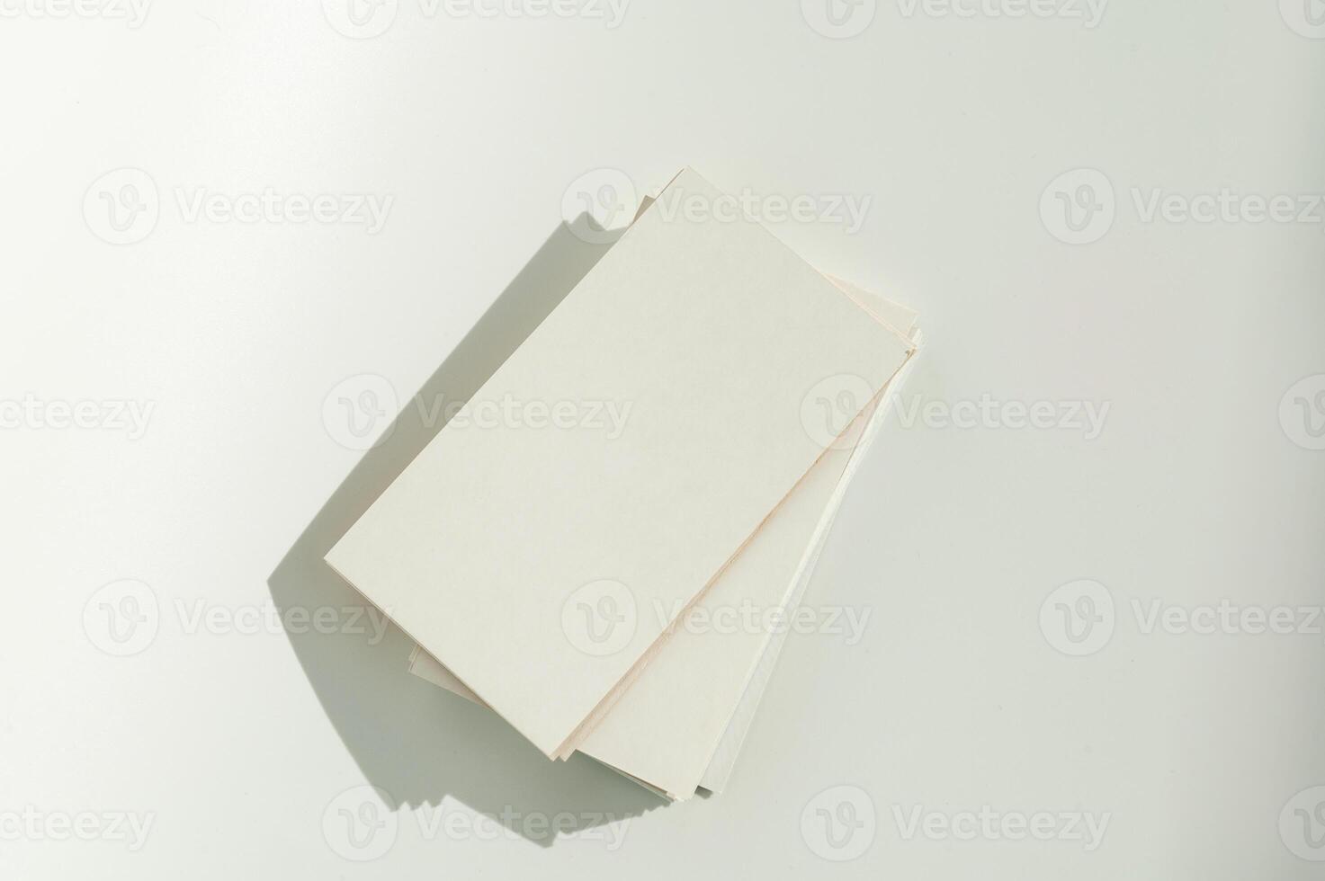 branco em branco o negócio cartão em Castanho papel fundo com suave sombra. foto