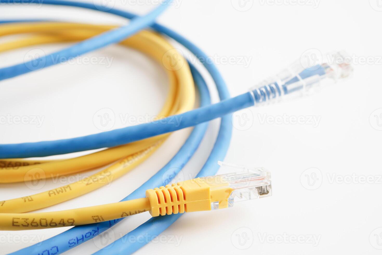 ethernet cabo para conectar para sem fio roteador ligação para Internet serviço fornecedor rede. foto