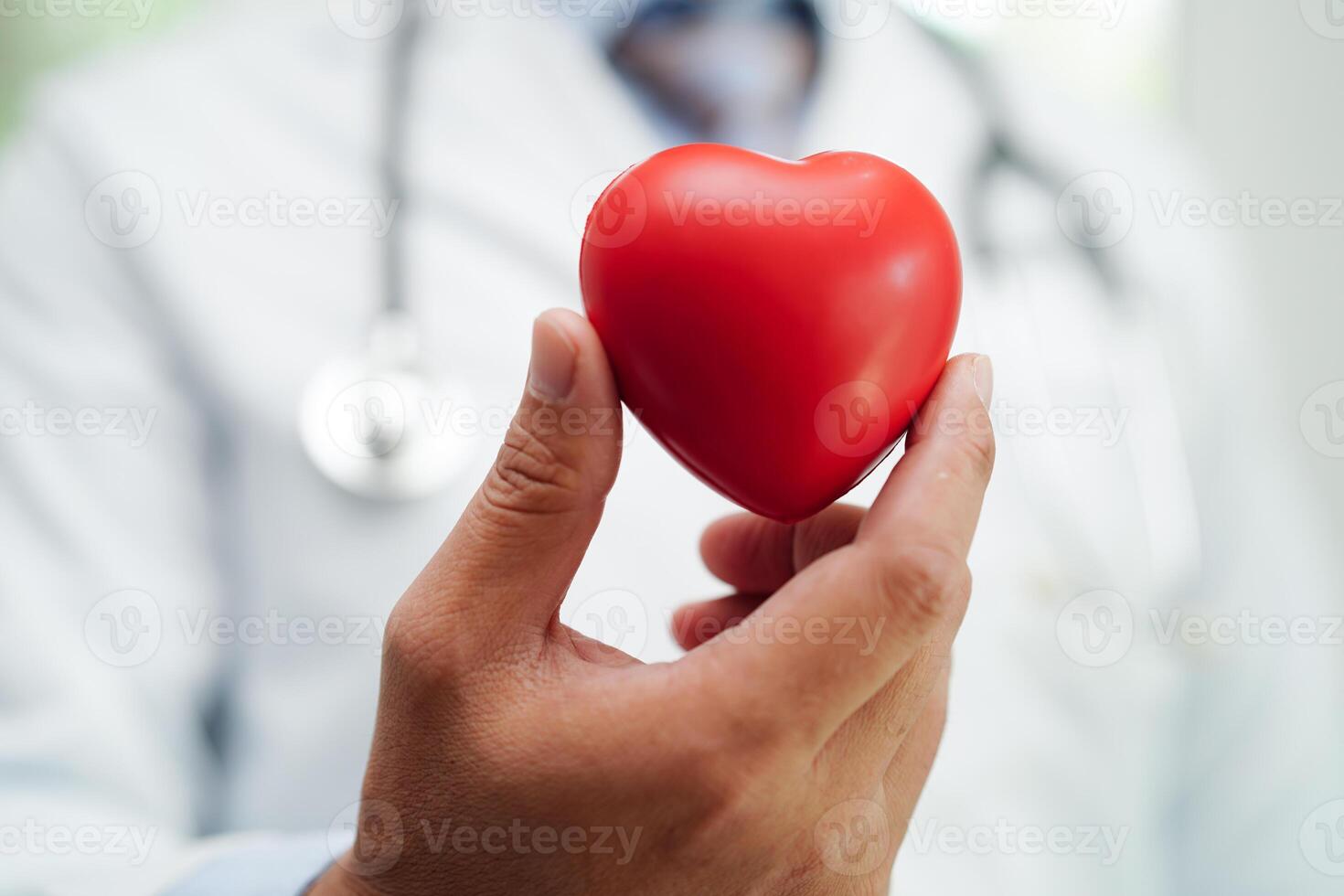 médico de mulher asiática segurando coração vermelho para saúde no hospital. foto