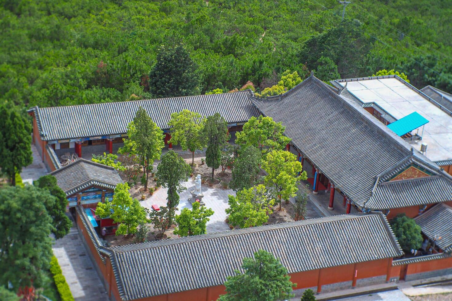 aéreo Visão do chinês pagode é uma símbolo do budismo dentro chinês cultura. aéreo fotografia. panorama. foto