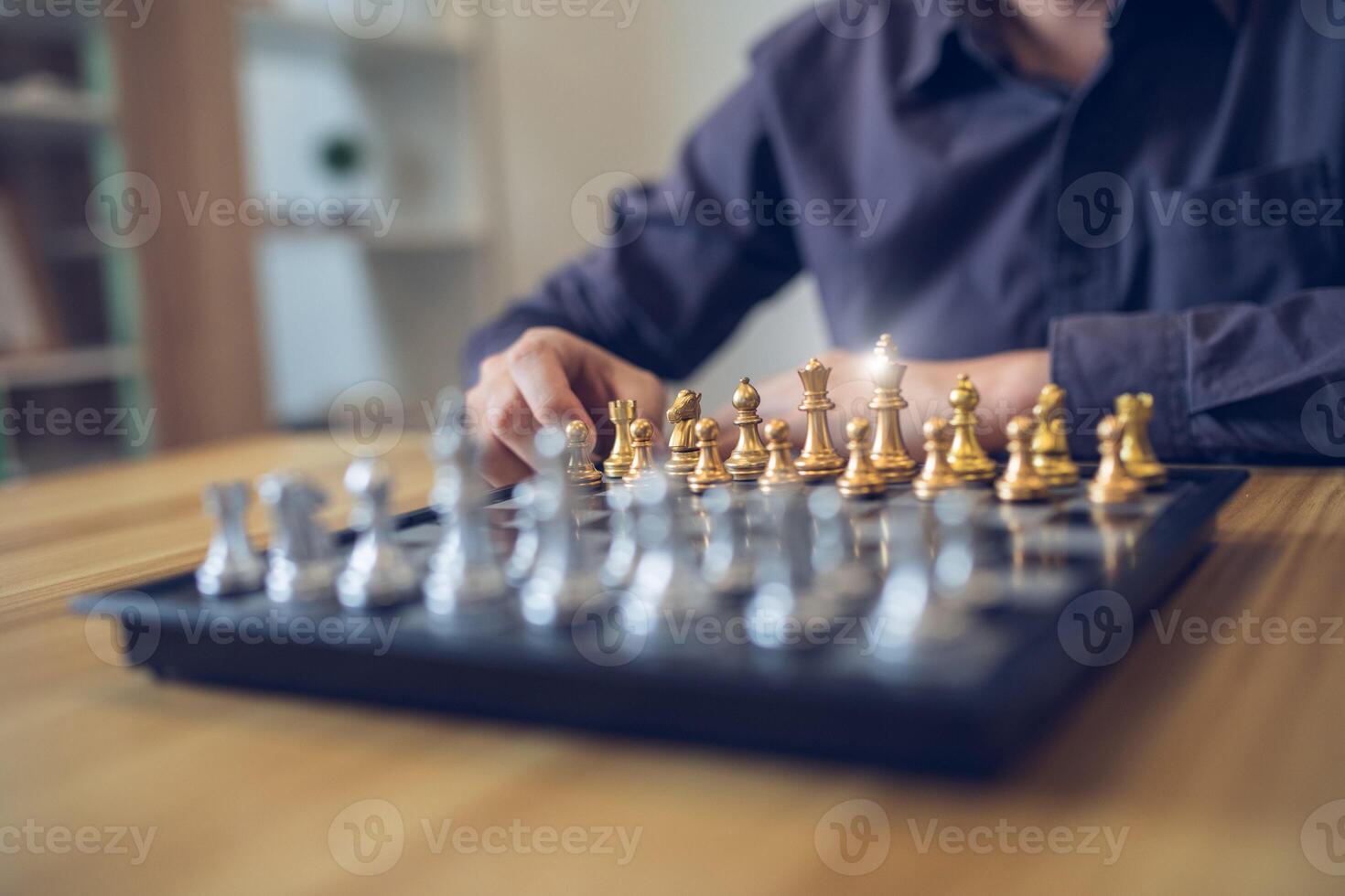 estratégico contemplação dentro açao com uma pessoa fazer uma xadrez mover, foco em a dourado e prata peças. o negócio estratégia sucesso conceito foto