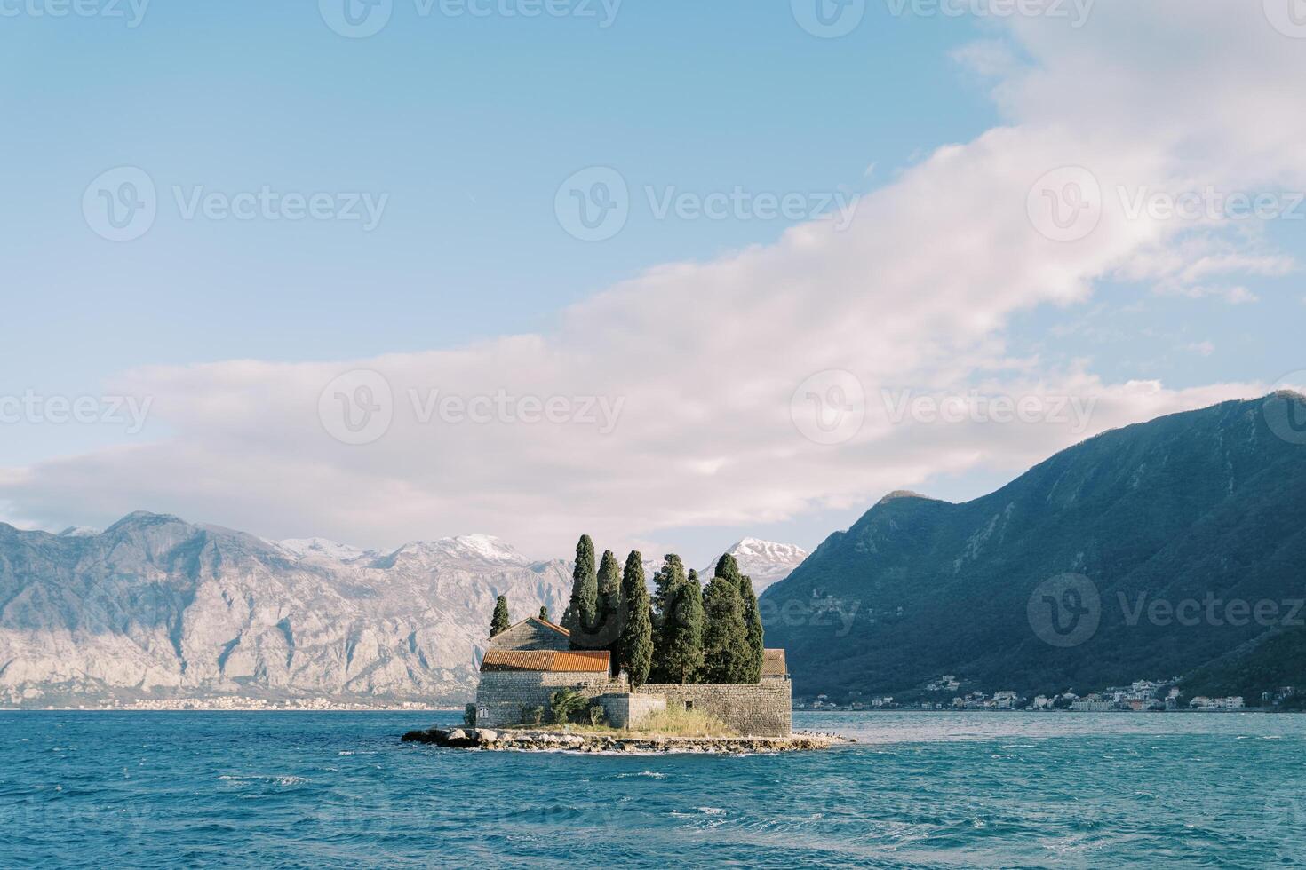 ilha do st. George dentro a turbulento baía do kotor. Montenegro foto