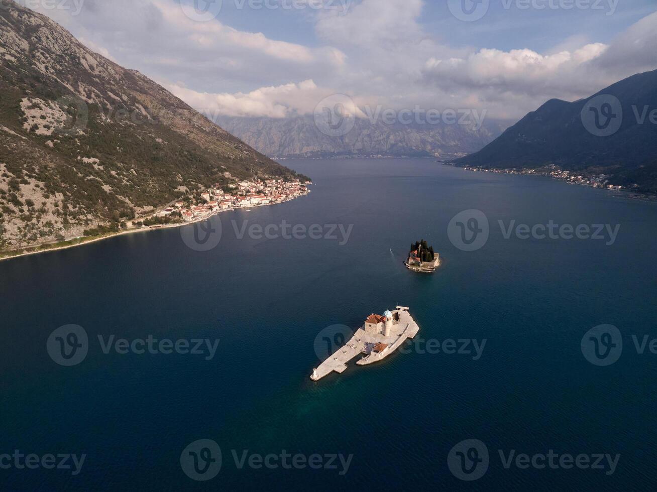 zangão Visão do a ilhas do gospa od skrpjela e st. George dentro a baía do kotor. Montenegro foto