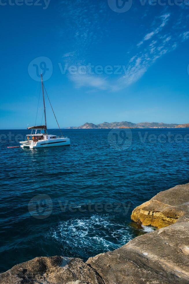 iate barco às Sarakiniko de praia dentro egeu mar, milos ilha , Grécia foto