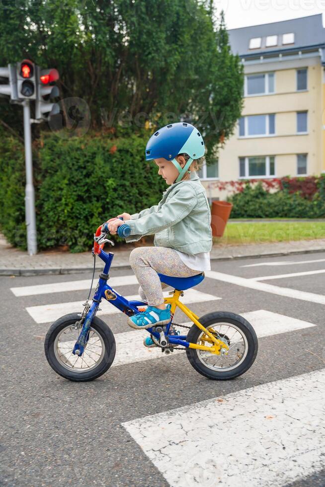 pequeno menina para passeio público bicicleta em 1 do tráfego Parque infantil dentro Praga, tcheco república. Alto qualidade foto