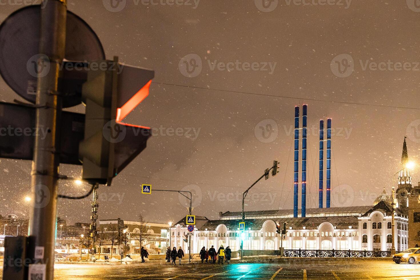 faixa de pedestre dentro queda de neve dentro Moscou cidade dentro tarde foto