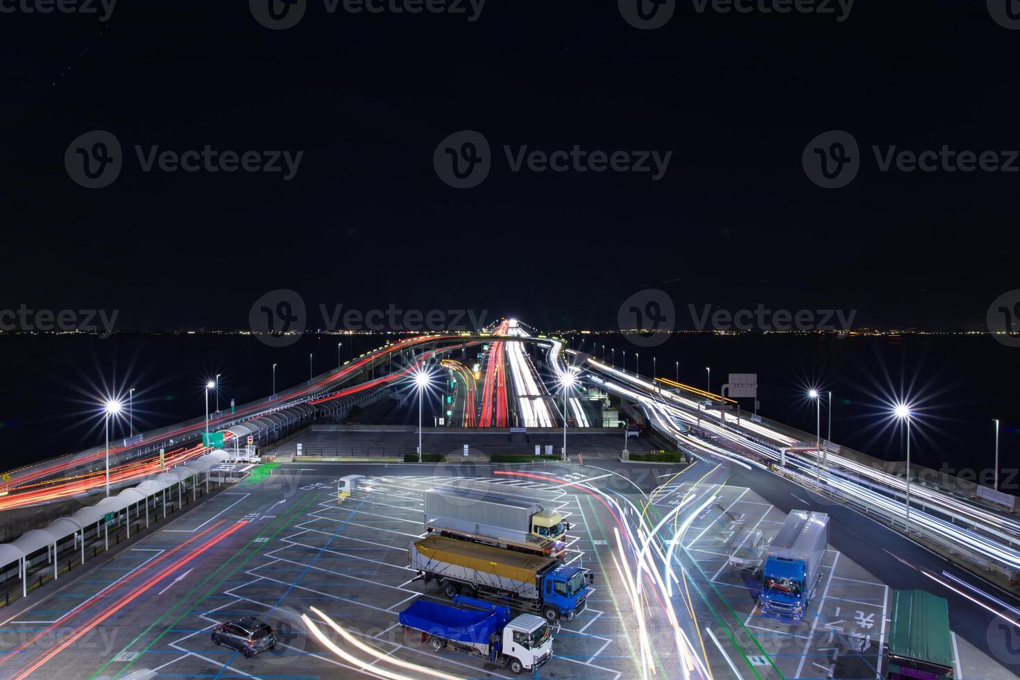 uma noite tráfego geléia em a rodovia às Tóquio baía área Largo tiro foto