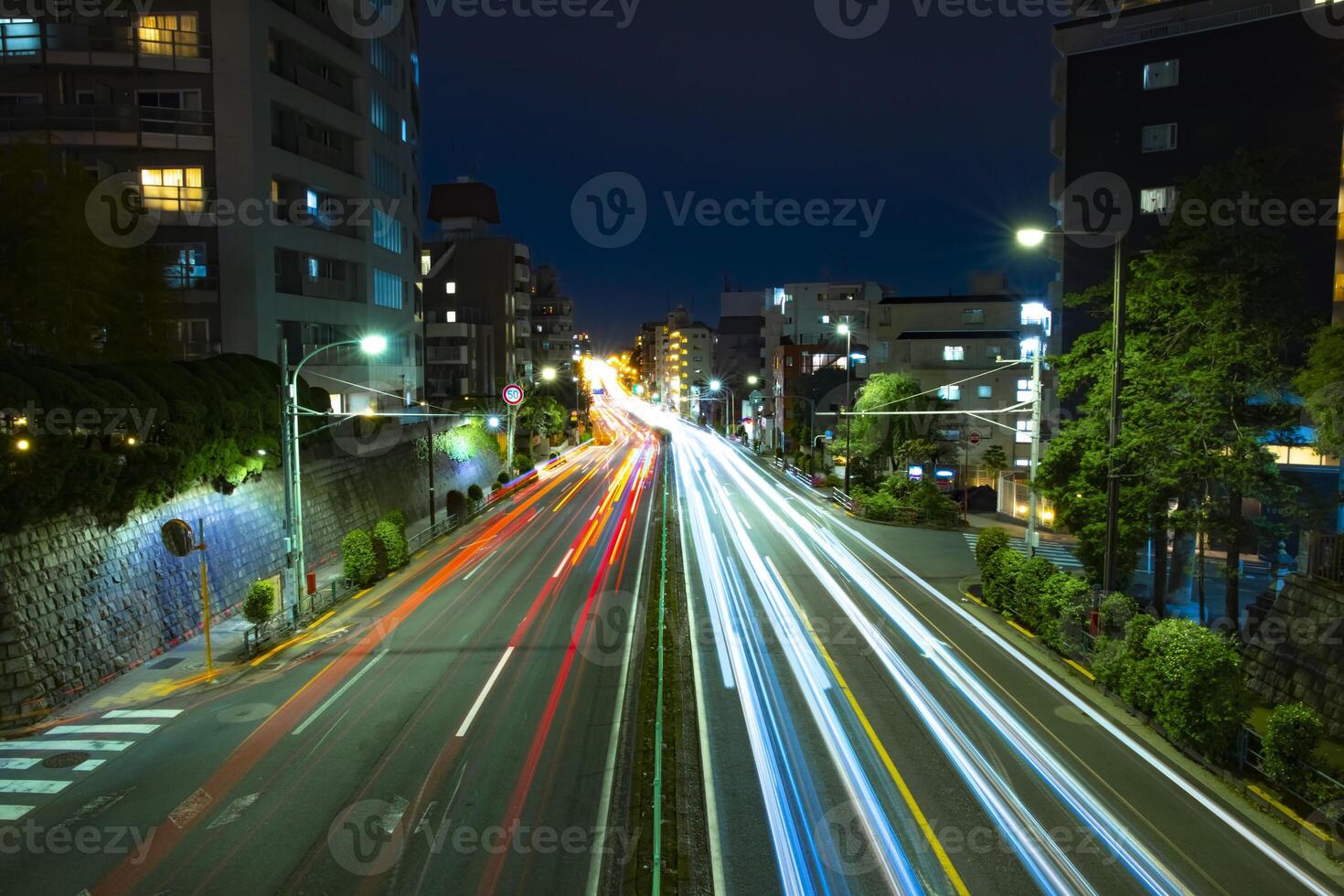 uma noite tráfego geléia às a centro da cidade rua dentro Tóquio Largo tiro foto