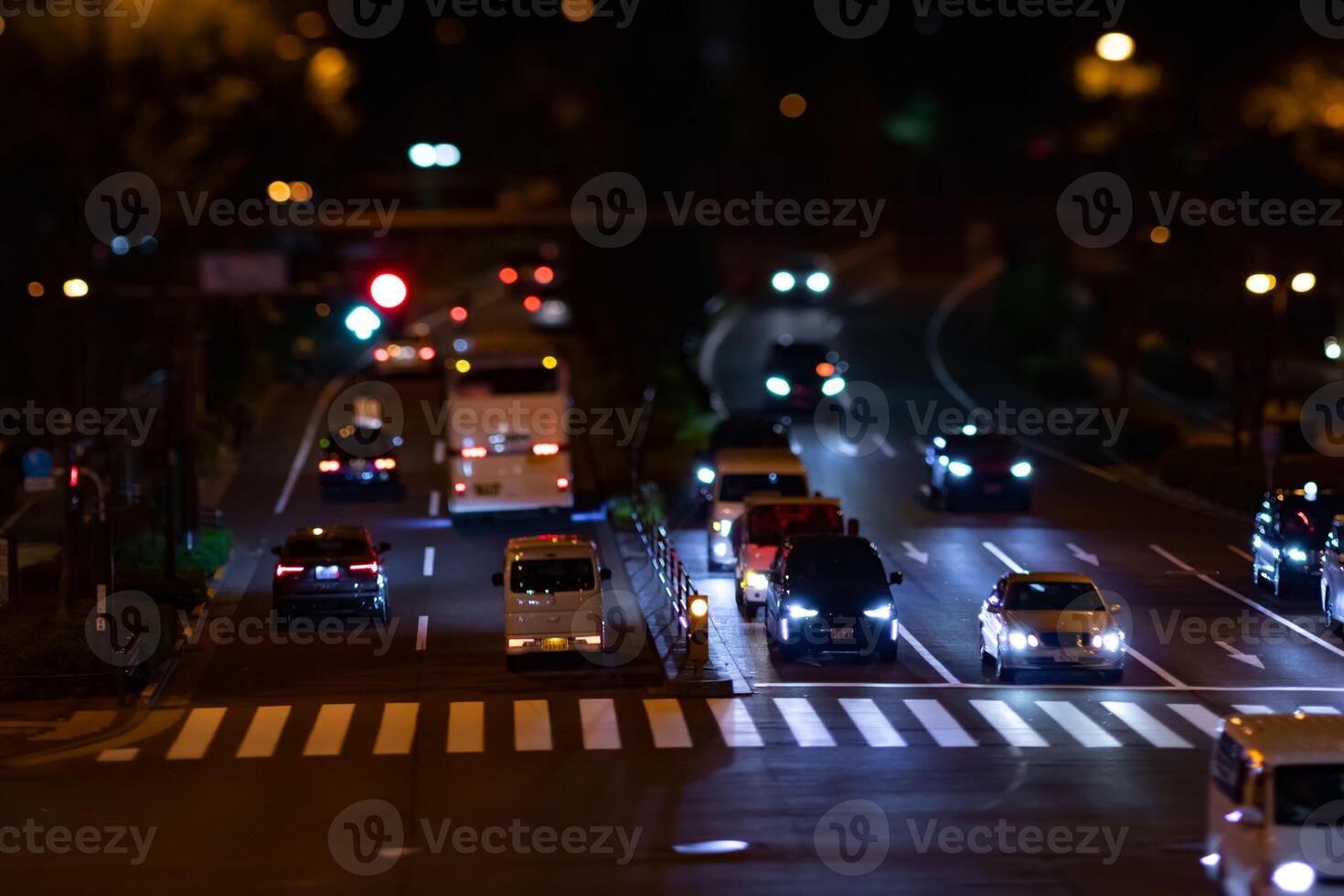 uma noite espaço de tempo miniatura tráfego geléia às a cidade cruzando dentro Tóquio foto