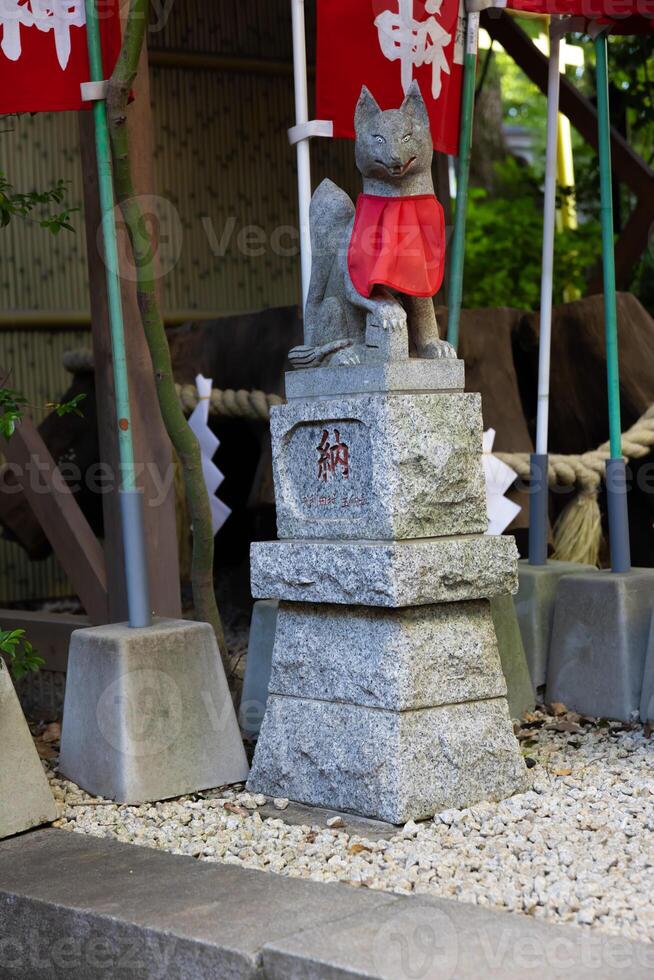 uma estátua do Raposa às japonês santuário foto