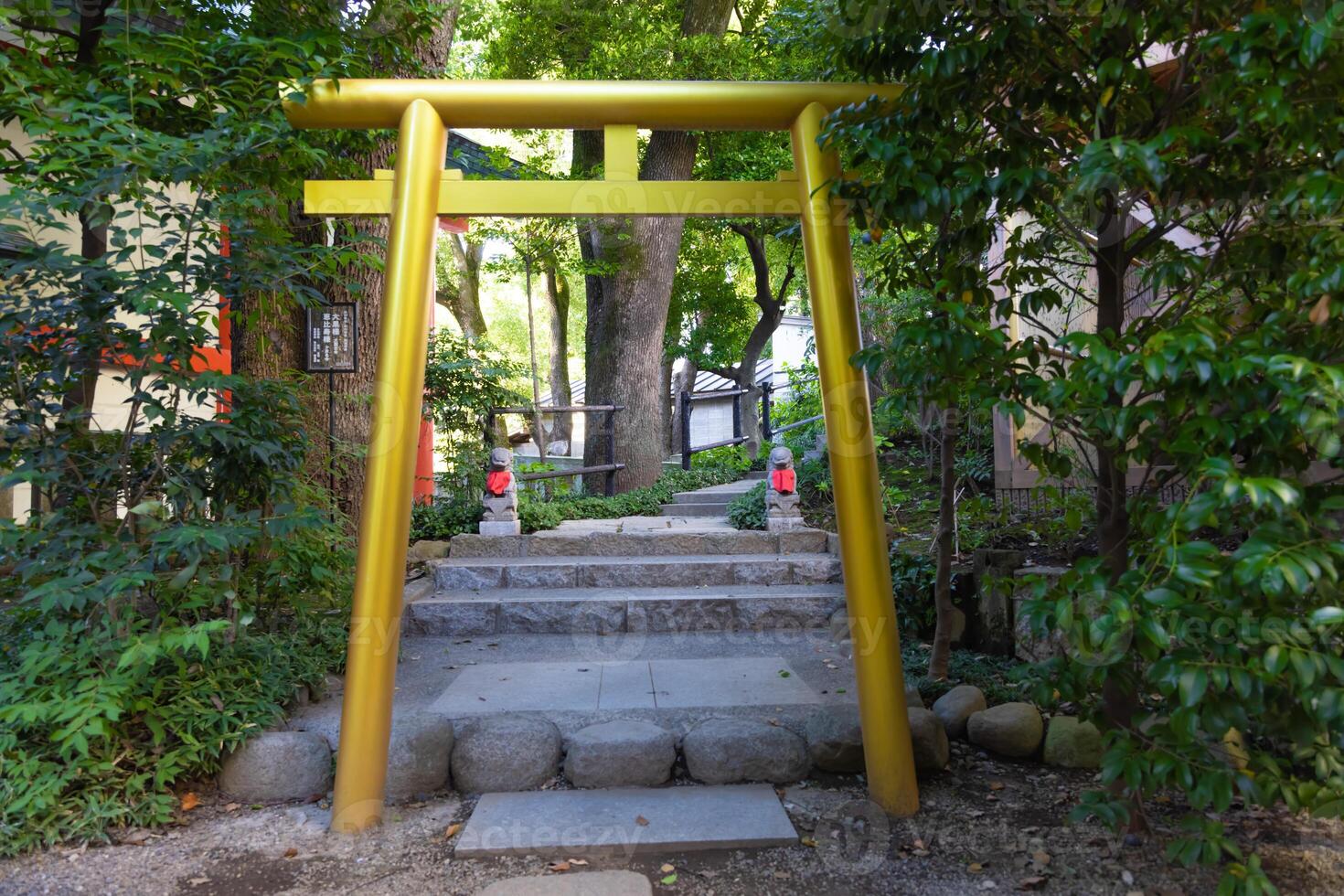 uma tradicional portão às japonês santuário foto