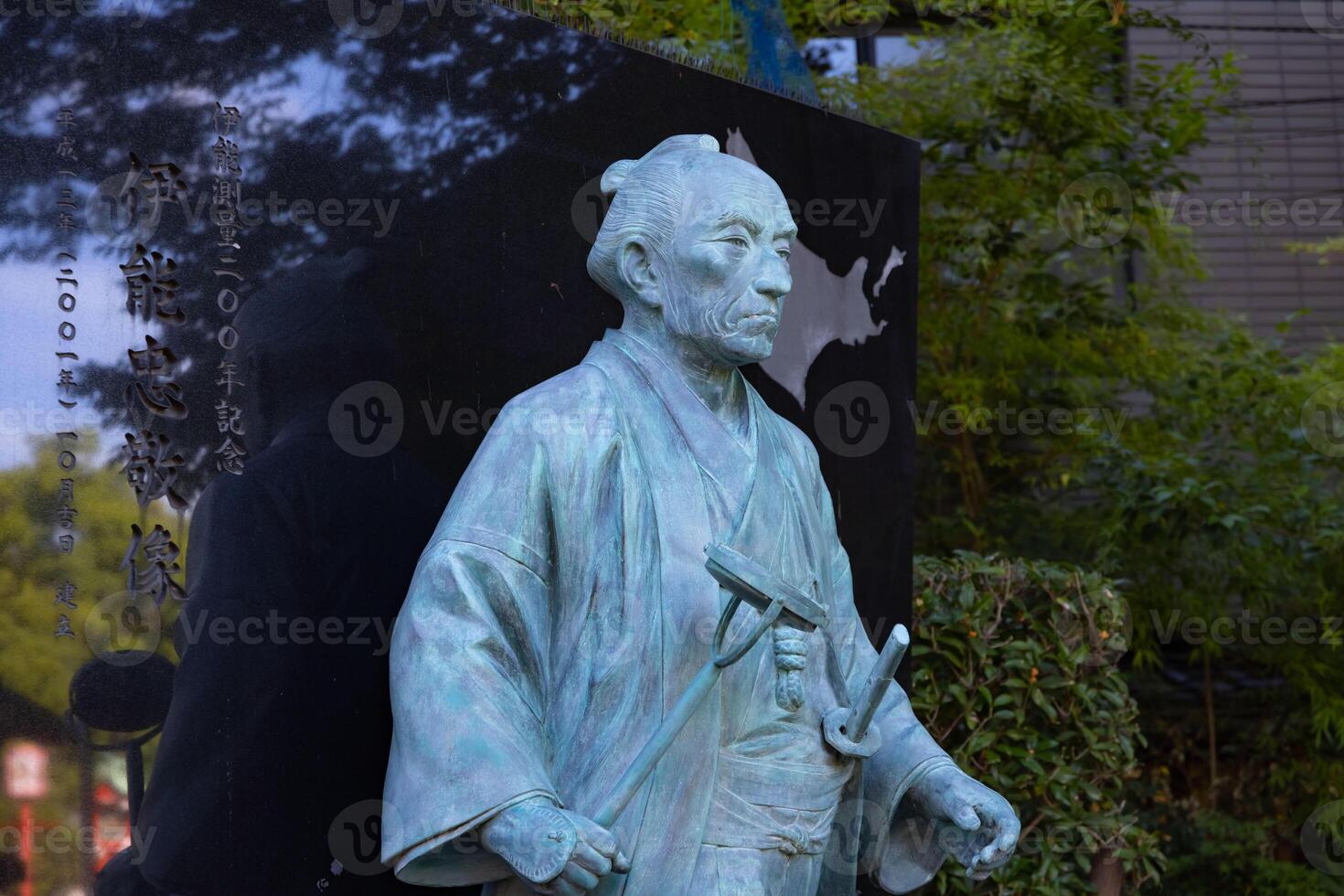 uma japonês pedra estátua às Tomioka santuário com copyspace foto