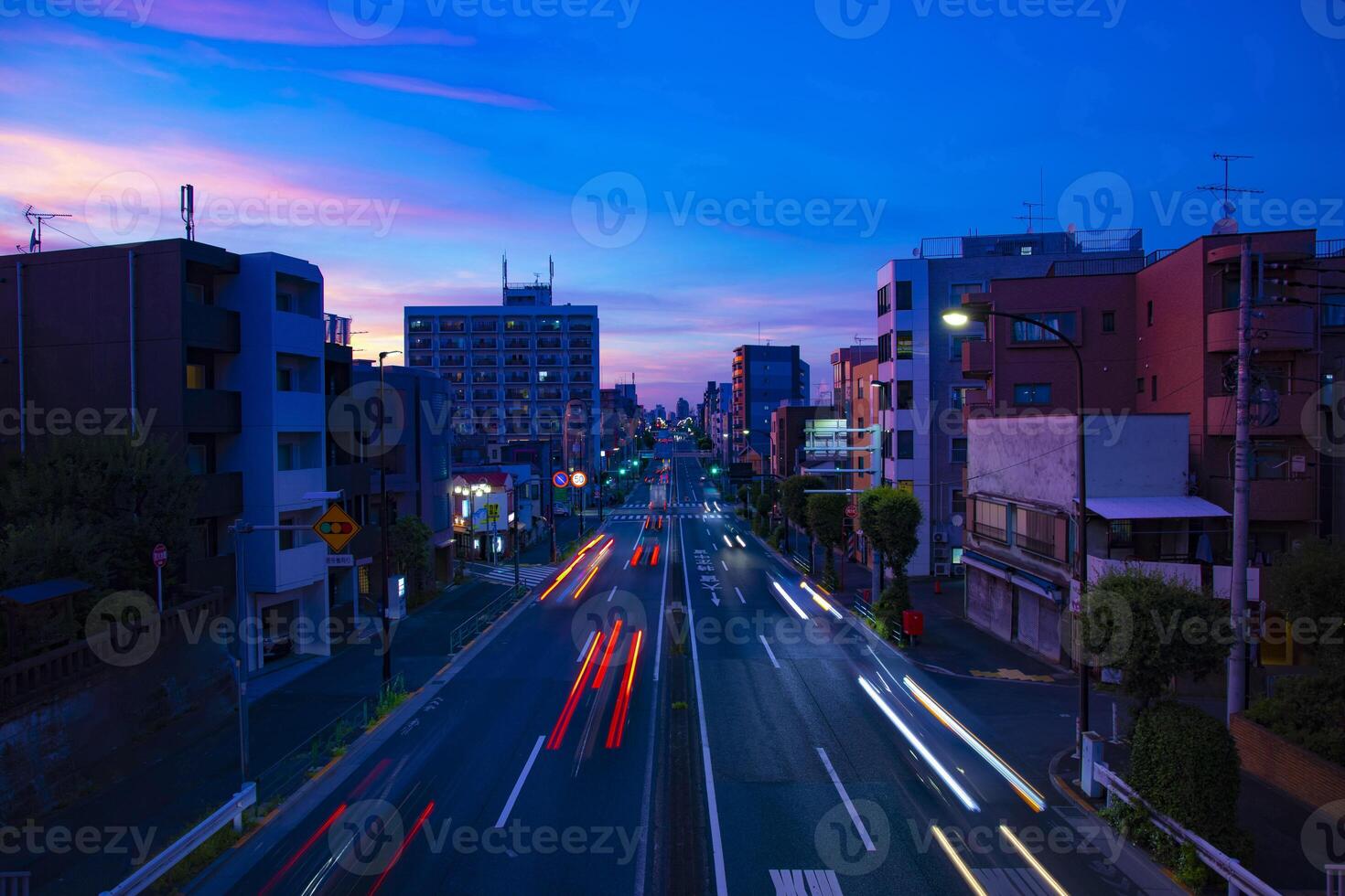 uma tráfego geléia às a rua dentro setagaya Tóquio às crepúsculo Largo tiro foto