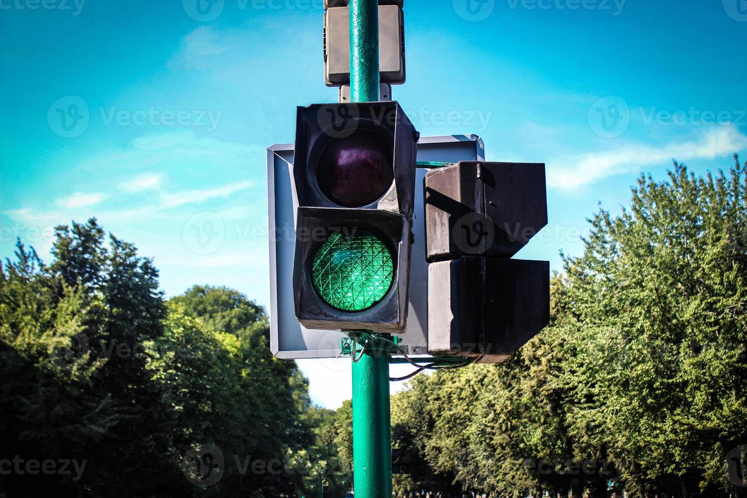 fundo do a tráfego luzes com a verde mundo foto