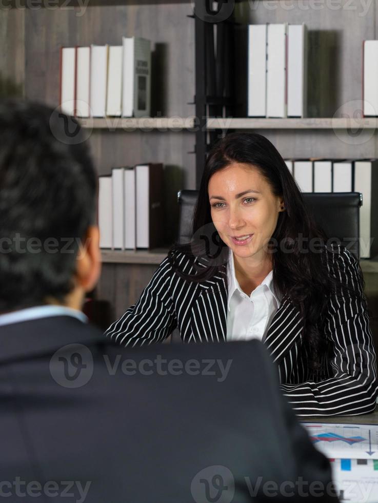 empresária caucasiana que é gerente entrevista novo funcionário no escritório. conceito de negócios foto
