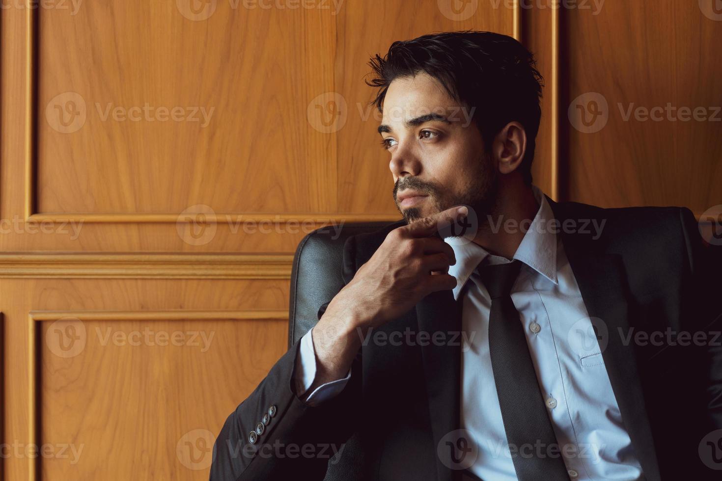 retrato de jovem empresário bonito do Oriente Médio, vestindo terno e gravata, escritório de trabalho. conceito de negócios foto