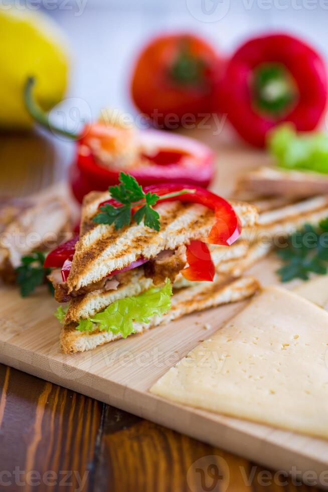 frito torrada com frango, salada, verduras em uma de madeira mesa foto