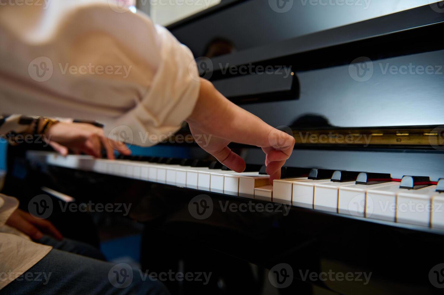 músico pianista coloca dedos em piano chaves, jogando piano, desfrutando desempenho do clássico melodia durante música lição foto