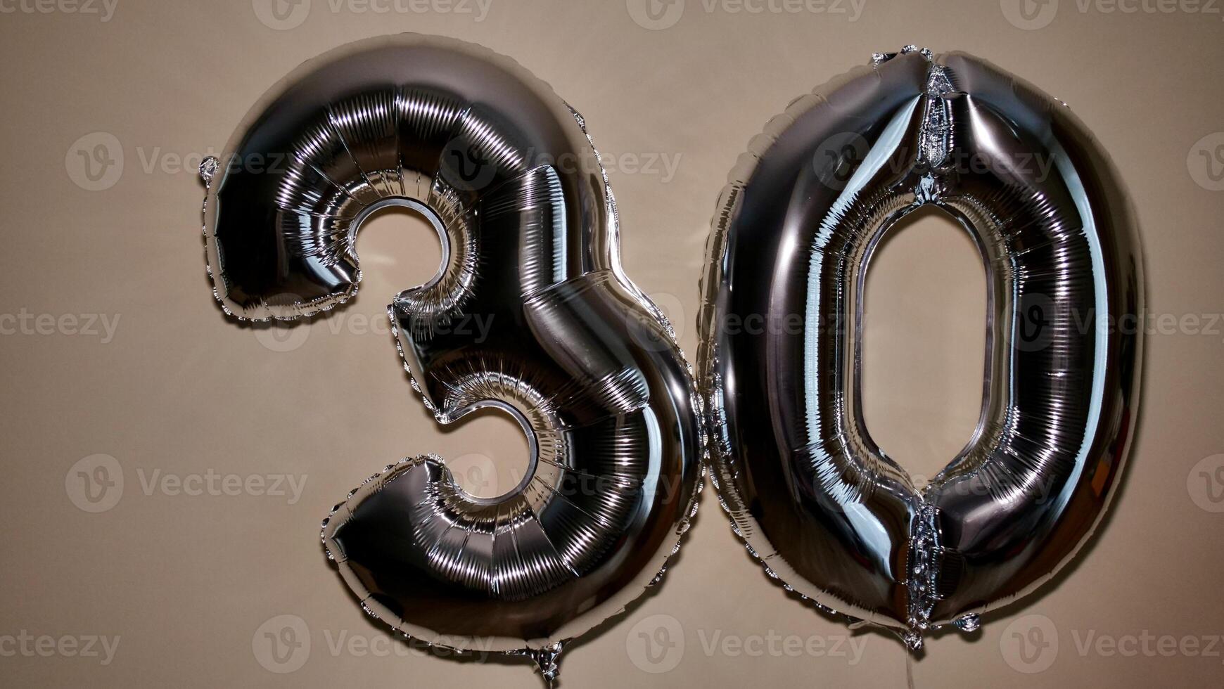 festa feliz aniversário trinta com prata cinzento número . gel bolas 30 para Parabéns celebrações feriado. fechar-se, não pessoas foto