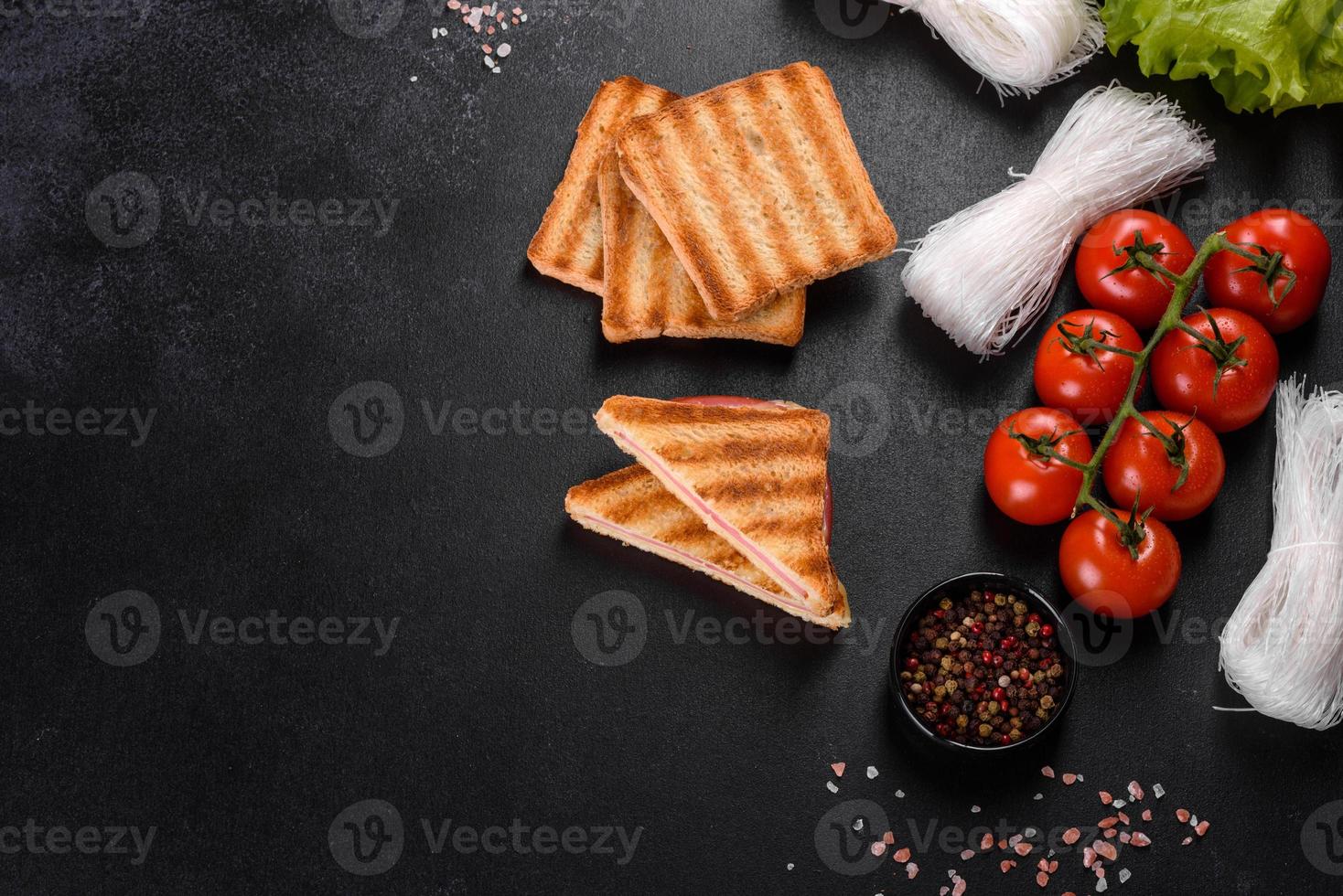 sanduíche com presunto, queijo, tomate, alface e pão torrado foto