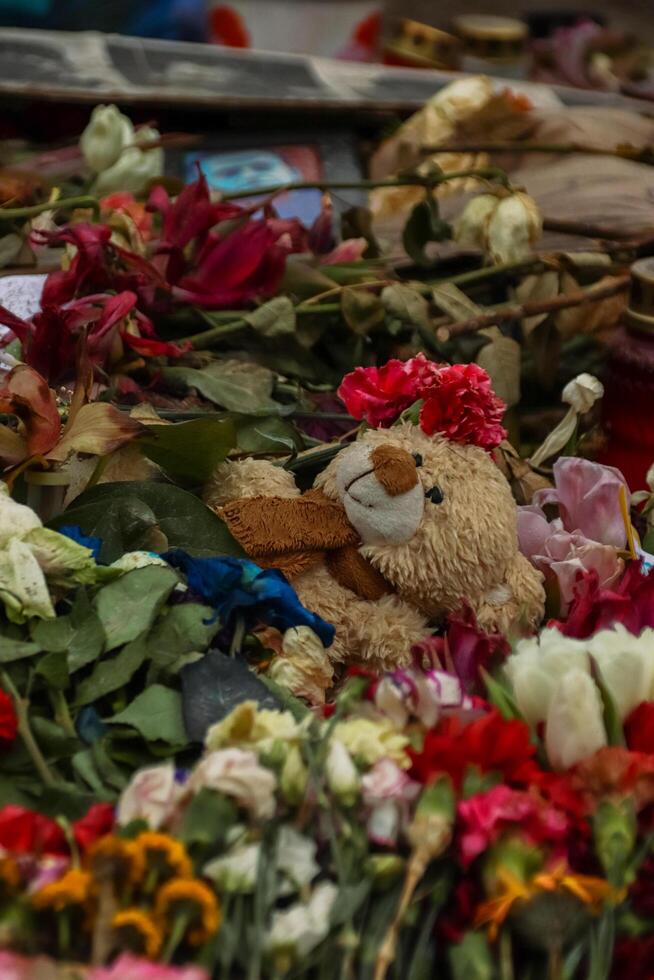 Berlim, Alemanha. marchar, 3º, 2024. navalny espontâneo memorial com grande quantidade do flores, velas e Urso de pelúcia Urso dentro frente do embaixada do russo federação dentro honra do russo político alexei navalny foto