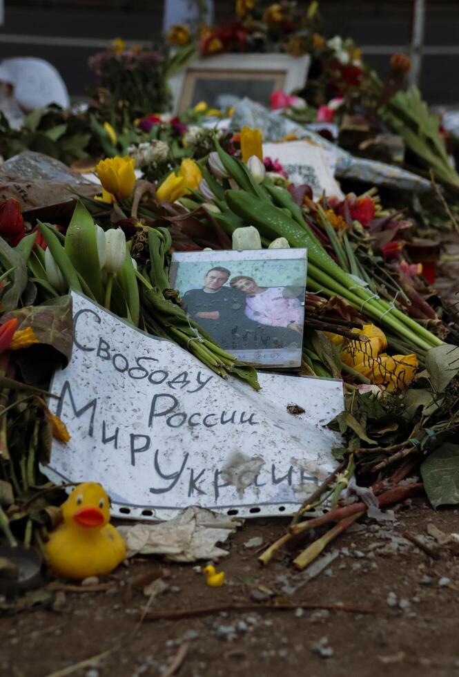 Berlim, Alemanha - marchar, 3º, 2024. alexey navalny espontâneo memorial dentro frente do russo embaixada em a Presidente eleição dia dentro russo federação. meio dia contra coloque em. foto