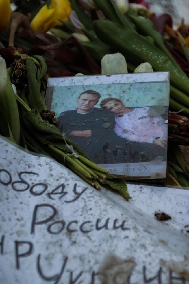 Berlim, Alemanha - marchar, 3º, 2024. alexey navalny espontâneo memorial dentro frente do russo embaixada em a Presidente eleição dia dentro russo federação. meio dia contra coloque em. foto